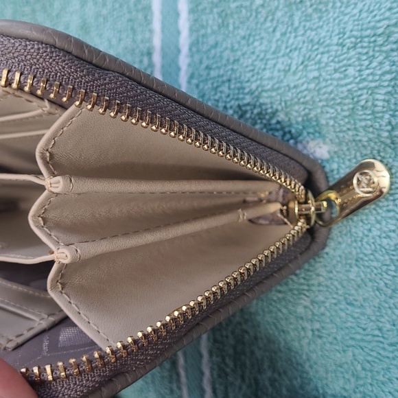 Adrienne Vittadini studio wristlet wallet EUC - Picture 6 of 7